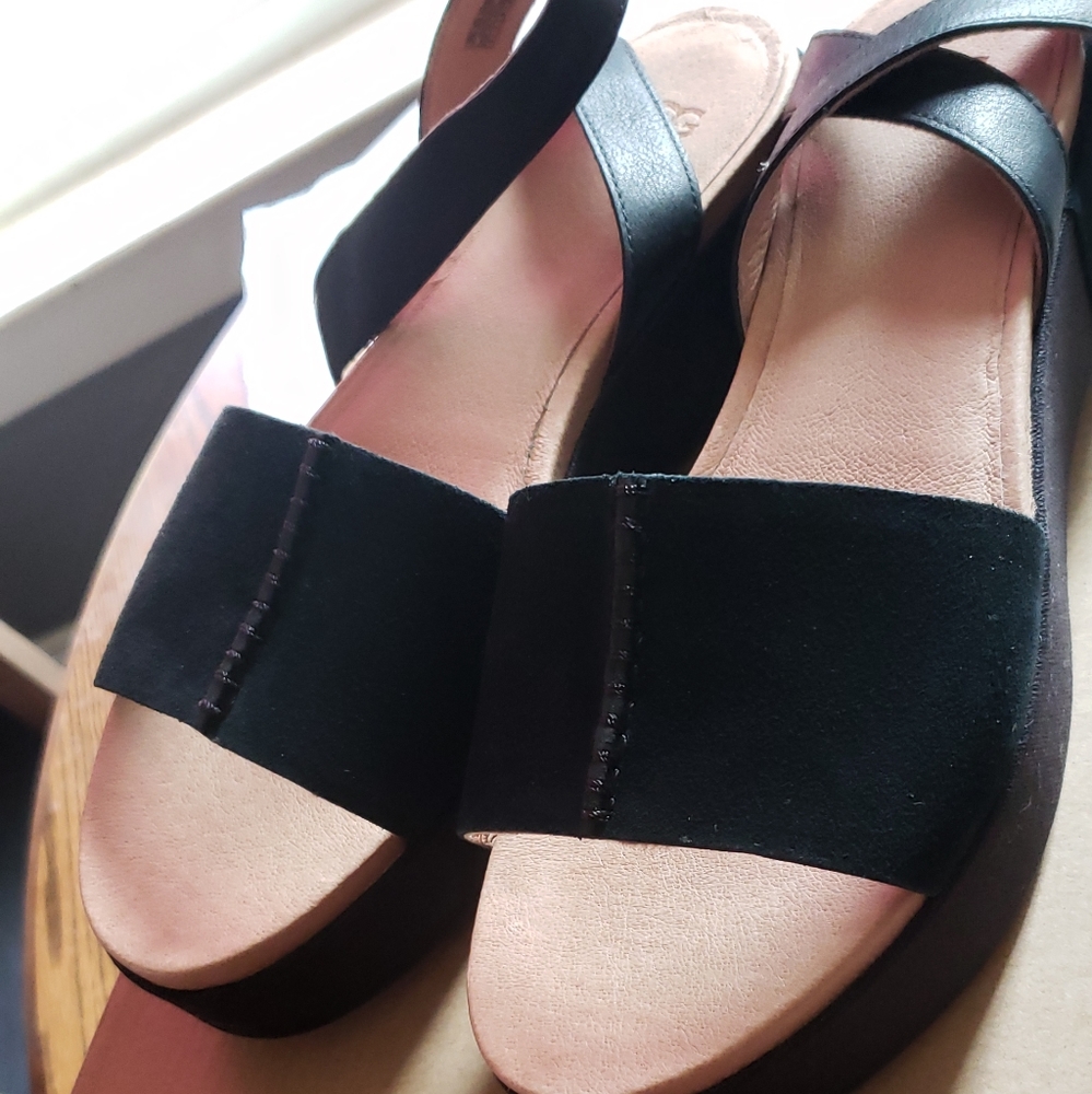 Size 9 black ugg chapala sandals